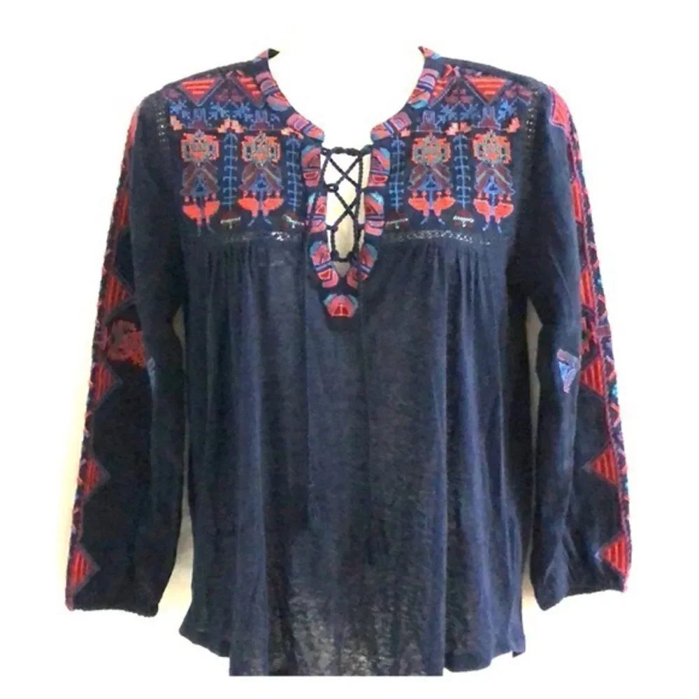 ✨ HP✨Lace Up Embroidered Top✨ - Picture 2 of 5